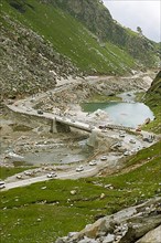 Cars on the pass road over the Beas River to Rohtang Pass