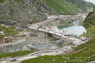 Cars on the pass road over the Beas River to Rohtang Pass