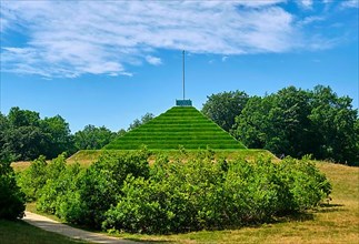 Land pyramid