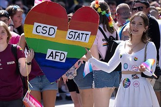 Two homosexual woman carry a heart with the inscription CSD statt AFD at the CSD parade