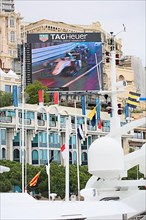 Large screen with broadcast of the race over the Port Hercule