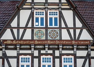 Half-timbered house decorated with carvings and the inscription 'Wo Gott nicht giebt zum Haus sein Gunst. Da ist all' unser Bau'n umsonst'
