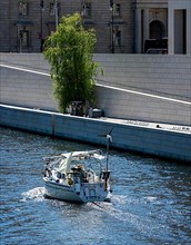 Small motorboat on the Spree at the Stadtschloss