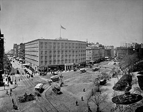 Building and horse-drawn carriage at the intersection of 5th Avenue and 23rd Street in downtown New York