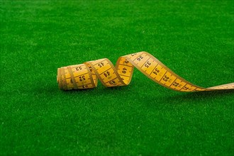 measuring tape on green grass,