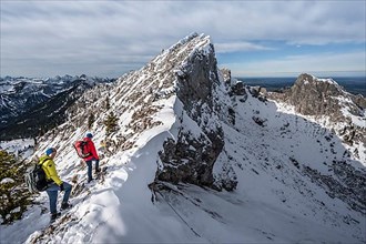 Two climbers on a snow-covered rocky ridge, Fensterl on the hiking trail to Ammergauer Hochplatte