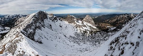 Snow-covered rocky ridge, view into the valley and of the peaks Gumpenkarspitze and Geiselstein