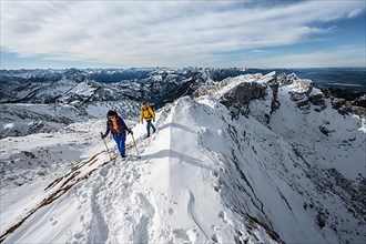 Two mountaineers on a rocky snowy ridge, hiking trail to Ammergauer Hochplatte