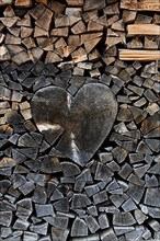 Stack of firewood, Heart