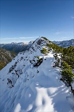 Ridge in autumn with snow, summit ridge of Weitalpspitz