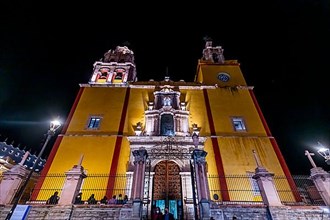 Basilica Colegiata de Nuestra Senora at night, Unesco site Guanajuato