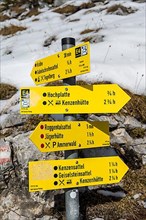 Hiking signpost in winter, path to Ammergauer Hochplatte