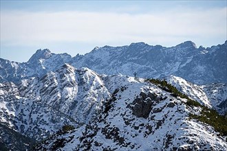 Mountain panorama, summit cross of the Weitalpspitz in winter with snow
