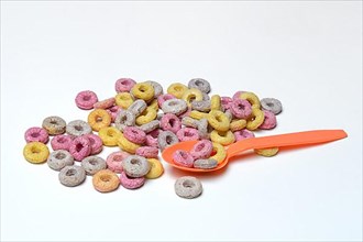Fruit-flavoured cereal rings with spoon, children's breakfast