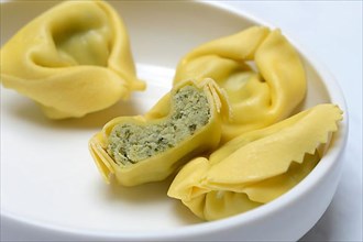 Tortelloni with spinach filling, opened