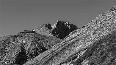 Rocky peaks Grosser and Kleiner Ifinger, in front of them the Kullerten Huette