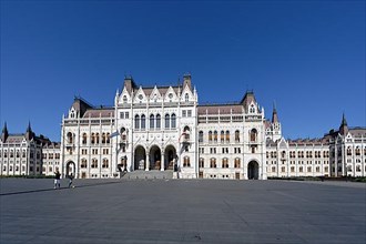 Kossuth Lajos Square, Parliament