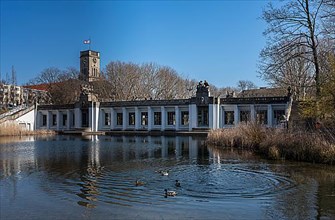 Innsbrucker Park at Rathaus Schoeneberg underground station, Berlin