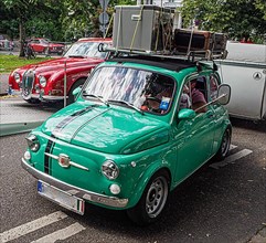 Italian touring vehicle, Fiat 500 with suitcases