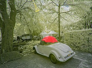 Oltimer convertible with umbrella, distorted infrared image