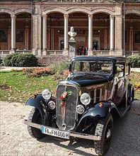 Elegant, decorated classic car in front of Trinkhalle