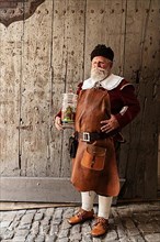 Performer of the cellar master with wine jug, Meistertrunk Schauspiel
