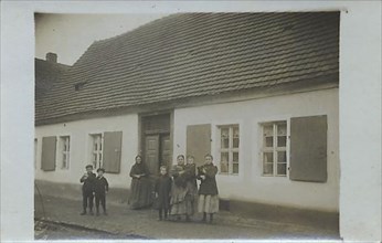 Grossmuehlingen, family standing in front of a house