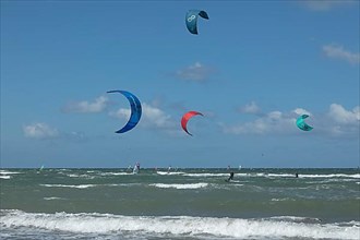 Kitesurfers, windsurfers