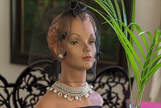 Head of a mannequin with necklace and earrings from the 1920s, Bavaria