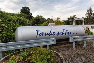 Writing, absurd slogan Tanke schoen on a gas tank