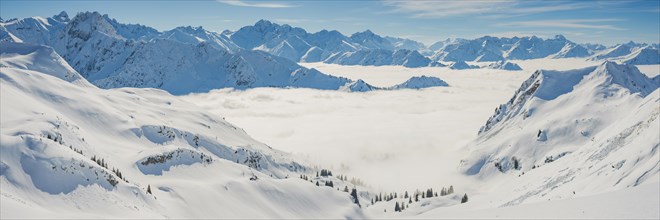Panorama from the Zeigersattel to the cloudy Seealpsee