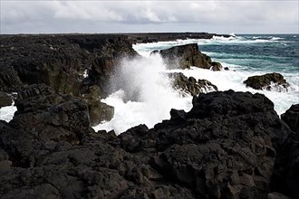 Strong waves on the rocky coast of the Reykjanes Peninsula