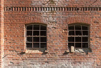 Masonry with windows of a former pigsty built around 1920
