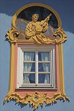 Window with a border with a violin maker motif at Obermarkt