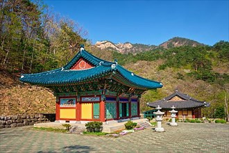 Sinheungsa Buddhist temple in Seoraksan National Park