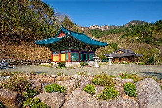 Sinheungsa Buddhist temple in Seoraksan National Park