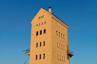 Loading tower
