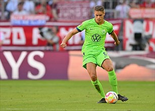Micky van de Ven VfL Wolfsburg on the ball