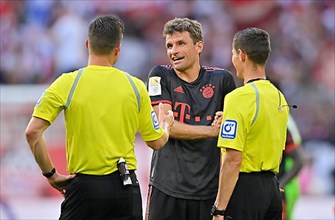 Referee Harm Osmers in conversation with Thomas Mueller FC Bayern Munich FCB