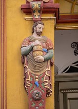 Male herm with apothecary vessel on the portal of the Alte Raths-Apotheke from 1598