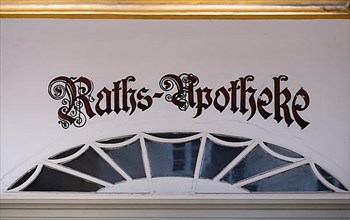 Lettering on the portal of the Alte Raths-Apotheke from 1598