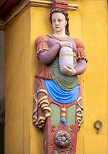 Female herm with apothecary vessel on the portal of the Alte Raths-Apotheke from 1598