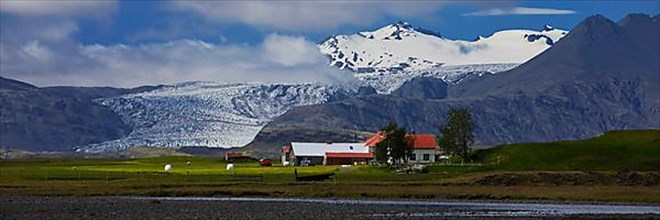 Holtasel farm in front of Flaajoekull glacier