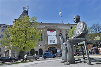 Bertolt Brecht Statue