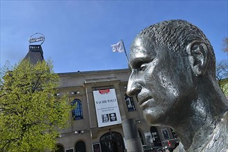 Bertolt Brecht Statue