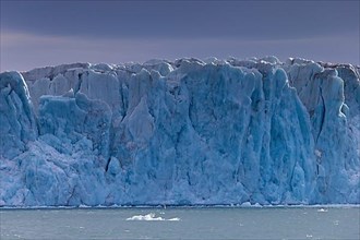 Samarinbreen glacier calving in Samarinvagen