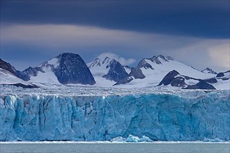 Samarinbreen glacier calving in Samarinvagen