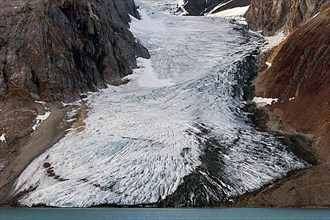 The Samarinbreen glacier flows into Samarinvagen
