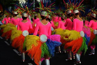 Los Llanos: Multicoloured people of all ages praise the carnival procession. La Palma