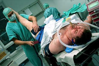 Iserlohn : A patient is operated on his cruciate ligament on an outpatient basis. Obesity makes the operation difficult for the orthopaedist. Preparation and anaesthesia of the operation . Germany